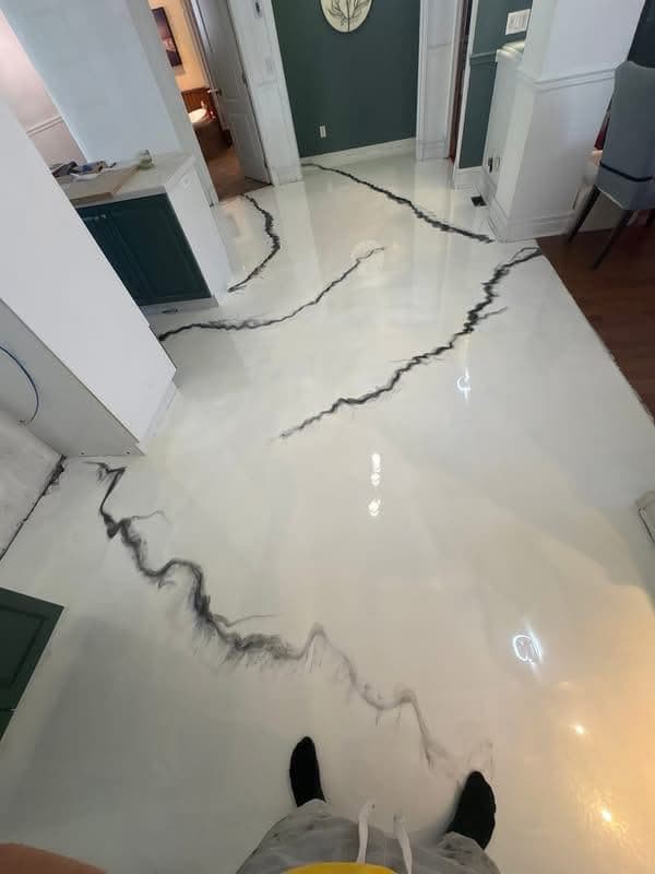 Plancher blanc à effet de marbre veiné de noir
