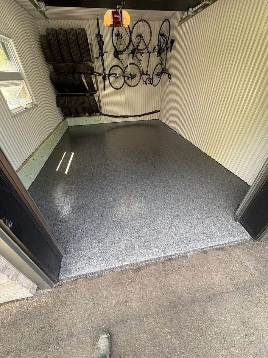 Garage au plancher à flocons gris, vélos rangés au mur