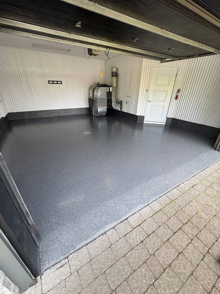 Plancher à flocons gris dans un garage résidentiel