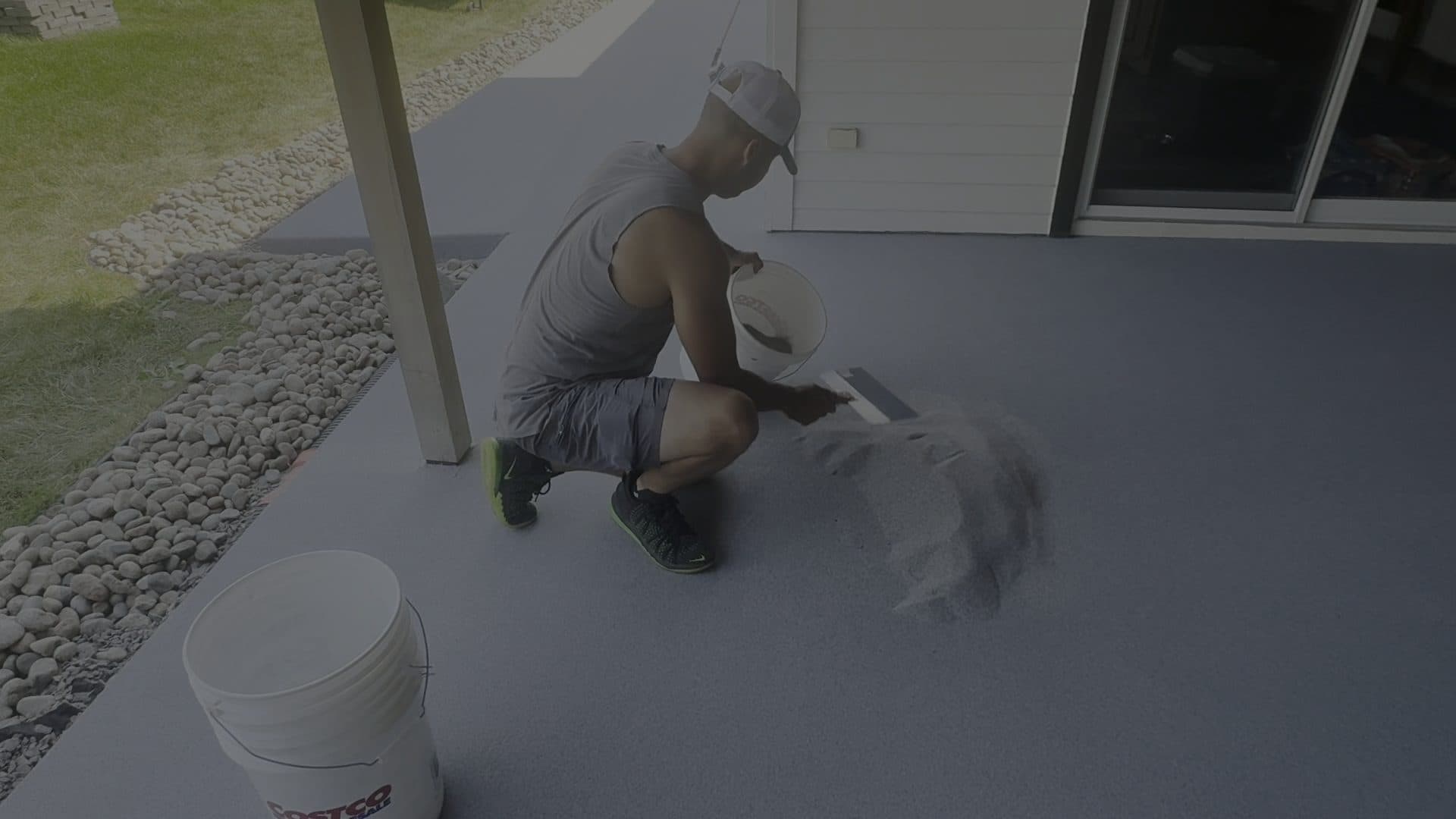 Épandage de flocons de vinyle à la volée sur une galerie en béton
