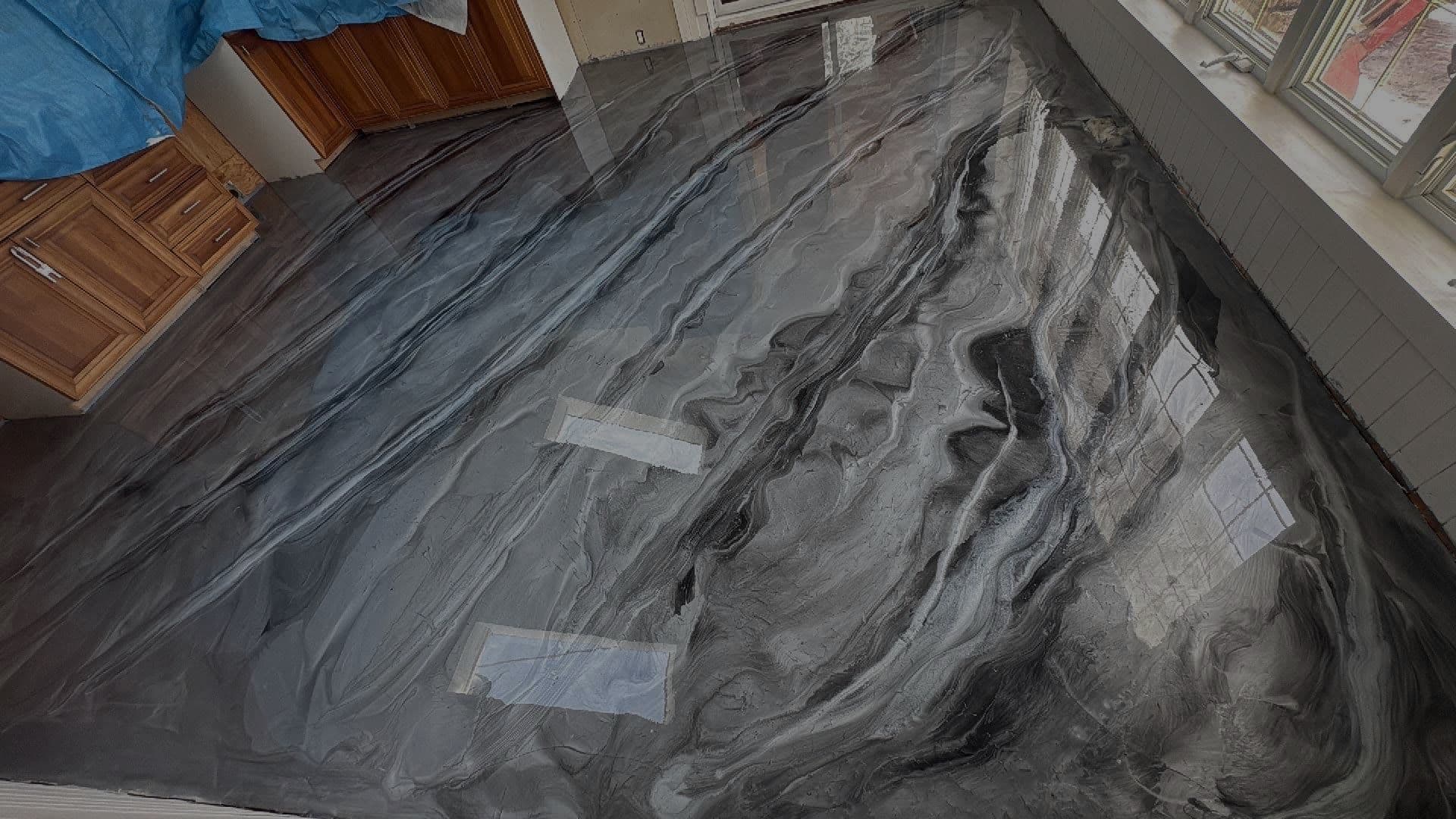 Plancher d'époxy métallique gris veiné, au lustre profond